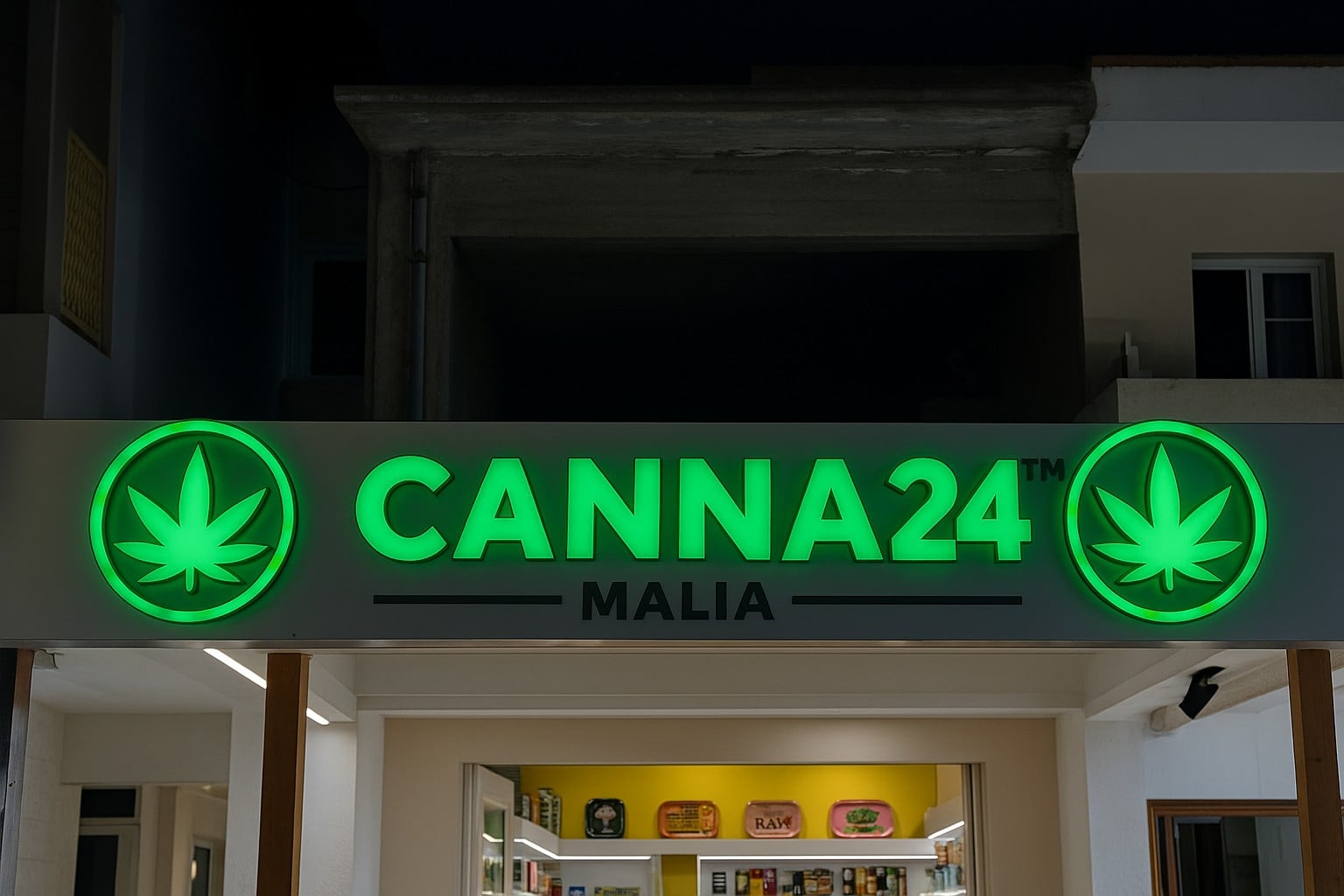 Εξωτερικό κατάστημα Canna24 στη Μάλια με φωτεινή επιγραφή πράσινου χρώματος